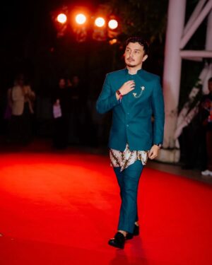 Dimas Aditya Instagram - Red Carpet Premier Gadis Kretek
Stylist @wanda_haraa 
Outfit @biehintailor
Breastpin @tuloladesigns