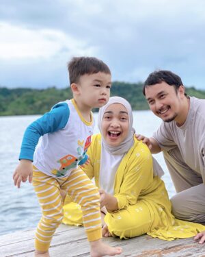 Dimas Aditya Instagram - Pahawang photo dump 1.

Biasa ke Lampung di kotanya aja, kali ini ayah @dimsad77 ngajak keluarga ke pulau Pahawang. Ke sananya sejam menuju pelabuhan Ketapang, terus nyambung pake boat sekitar 15 menit untuk sampe ke penginapan. Vilanya ngapung sementara cuaca lagi kurang bersahabat dan pas banget tanggal 19-nya gempa di Bengkulu.. mantep deh sensasi goyangan ombaknya kebawa sampe daratan. Kondisi kamar kami pas ombak lagi gede ada di slide terakhir. Mayan bikin sport jantung tapi buatku sih enjoy yaa digoyang-goyang. Gatau deh yang lain 😂.