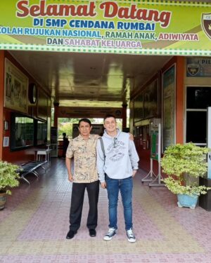Dimas Aditya Instagram - Bisa ketemu guru² waktu dulu di sekolah itu rasanya....... 😃 Sehat trus bapak & ibu 🙏
