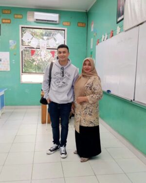 Dimas Aditya Instagram - Bisa ketemu guru² waktu dulu di sekolah itu rasanya....... 😃 Sehat trus bapak & ibu 🙏