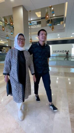 Dimas Seto Instagram - Jalan2 sore,ngabuburit sama ibu