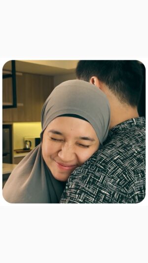 Dimas Seto Instagram - Di komplen istri katanya main
HP terus, padahal kan kita lagi kerja ya hehe😄

Makasih sayang kamu selalu sabar ngurusin aku❤️🤗