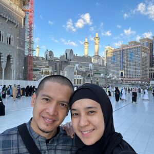 Dimas Seto Instagram - Alhamdullillah, Allah izin kan kami berkunjung ke rumah Mu, penggantian tahun di tempat yg berbeda 🤲🏻