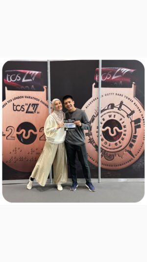 Dimas Seto Instagram - Hal yg paling di kwatirkan kalau mau event marathon, sakit seperti yg aku rasakan, 2 hari sebelum keberangkatan cek darah terindikasi sakit typus, udah takdir suka atau tdk suka harus diterima, sambil maksimal pemulihan minum obat dari dokter, alhamdulillah sudah lebih membaik meskipun badan masih agak lemes dan perut masih kurang bersahabat,
Race pack sudah di tangan tpi masih galau utk bisa join @londonmarathon  atau tdk, mau lihat kondisi badan sampe besok, semoga semakin membaik
Makasih ya istriku @dhiniaminarti selalu ngurusin aku dan jauh2 temenin, pake sempet terdampar lagi pas transit di dubai 😍
Bismillah semoga Allah mudahkan

Tks supportnya @kahfeveryday 
#tcslondonmarathon2024