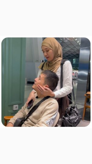 Dimas Seto Instagram - Bismillah semoga Allah mudahkan, masih terjebak di dubai hampir 12 jam, di negara yg katanya serba maju, di kasih hujan langsung keos penerbangannya berhari2, semoga Allah hindarkan kita dari musibah