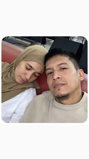 Dimas Seto Instagram - Mestinya berangkat jam 17.40 delay ke jam 9 eh delay lagi jam 10 dan skr jam 01.00
Semoga kamu @emirates ga delay lagi ya, semoga lancar dan banjir di dubai cepet surut

Kamu juga cepet sehat lagi yaaa sayang