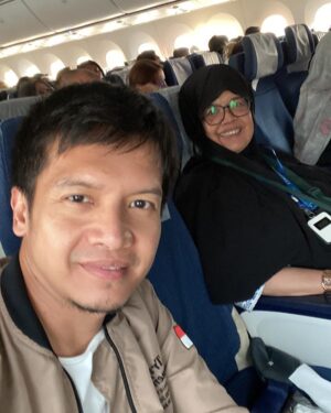 Dimas Seto Instagram - Bismillah safar lagi sama ibu di usia yg sudah 72 tahun, semoga Allah selalu memberikah sehat panjang umur yg berkah
