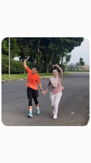 Dimas Seto Instagram - Aku dan suami selalu usahain jaga kesehatan dengan berolahraga, walau sesibuk apapun tetap harus diusahain untuk olahraga.

Nah tentunya Olahraga ini akan semakin menyenangkan dengan minum AQUA 100% indonesia yang airnya terasa dingin alami. Bener deh, AQUA ini adalah air mineral pilihan keluarga kita, dan AQUA bener-bener 100% Indonesia loh.