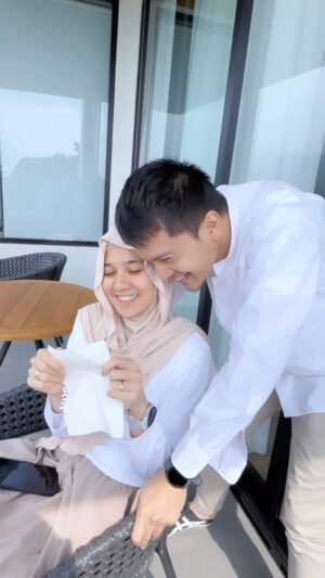 Dimas Seto Instagram - Mungkin sepele, tapi buat pasangan bahagia itu wajib

Semoga Allah jaga kita 🤗