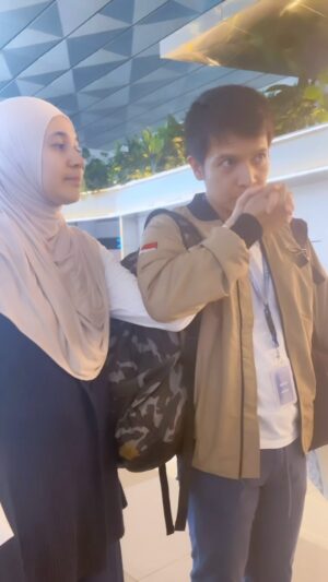 Dimas Seto Instagram - Padahal sering ditinggal, tapi masih aja mewek 😢
Cepeeeeeet pulang ☹️☹️☹️