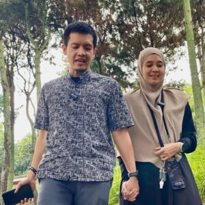 Dimas Seto Instagram - Baru tdur sudah sampe, nyaman banget, pundak kamu 🥰 
@dhiniaminarti