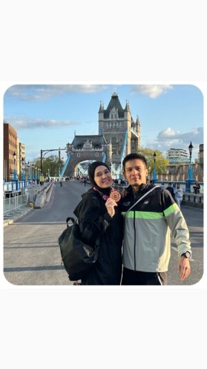 Dimas Seto Instagram - Marathon terberat selama pengalaman ikutan marathon,
ga nyangka bisa finish.
karena ga pd, masih pemulihan dari sakit typus, 
di km 30 mau nyerah tiba2 badan lemas berasa mau black out.
Inget istri ada di garis finish nungguin, lagian bingung jg plang naik apa ga megang uang 😊 
Alhamdulillah masih bisa finish di 4.43, dan akhirnya bisa nyelsaiin world major marathon yg ke 4, tinggal 2 lagi, smog dapet kesempatan dan dalem kondisi yg sehat.
Sekali lagi makasih sayangku @dhiniaminarti sudah full support suaminya 😍

#tcslondonmarathon