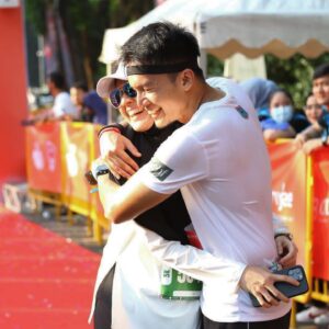 Dimas Seto Instagram - Hebat istri aku bisa lari 5k tanpa motong jalan hehe, @vebbypalwinta untung ga mampir bubur ayam dulu 😀🙏🏻 
 

@runforhumanityofficial 🇵🇸 🇵🇸
#stridewithpurpose