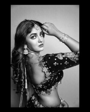 Dimple Hayathi Instagram - Teri nazaron ne dil ka kiya joh hashar #dimplehayathi 
Wearing - @sirishareddyofficial 
Jewels - @kalasha_finejewels 
Shot by - @saikrishna.gunti 
Makeup - @nagarjuna9168 
Hair - @nagukasu