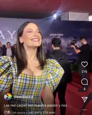 Dindi Jane Instagram - Hace poquito que se estrenó #sayen en @primevideo y estoy muy contenta de ser parte de esta película de acción chilena , ya me verán más adelante…. es una saga ! 
Quiero agradecerles a @jotha.jerez , stylist , que me vistió en este hermoso vestido de @nievesmarin el cual me hizo sentir toda una muñeca (mala) 🤪 gracias a @franklinathos @franklinathosportafolio x dejarme así de preciosa 🫶🏻💫 y @landazurichile x lxs bototxs ⚡️and special thnx 2 @sebatorrico
