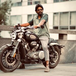 Dinesh Kanagaratnam Instagram - What verse you want? Showkali or Magudi?

Clicked by @thambi_oru_photo_