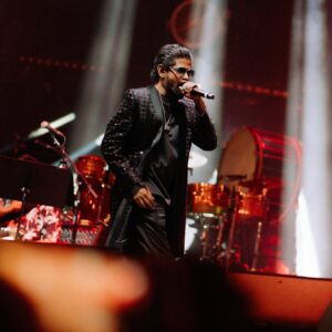 Dinesh Kanagaratnam Instagram - Sharing the stage with this amazing talent @shubamusic was amazing and her energy is an additional spice to the entire act. UK was just fantastic and thank you @krish.jkm @jakobz_media and @thuva.rajani for the great clicks. Thank you @arrahman sir for the biggest opportunity!