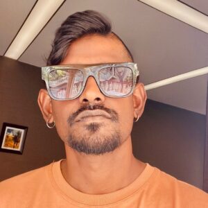 Dinesh Kanagaratnam Instagram - Shall we make this hair a trend “ADK GENIE”

#adkgenie #adk #adkofficial #biggbossadk #biggbosstamil #biggbosstamil6 #oorkelaviadk