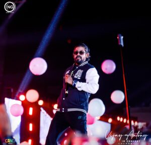 Dinesh Kanagaratnam Instagram - “Vijay Antony Live In Concert - Chennai ” 🎤

Ft. @adkofficial 😎

@vijayantony @noiseandgrains @gangmedia_offl @karya2000 @itisveer @thirdeyephotographyy 

#vijayantony  #OGVibe #noiseandgrains