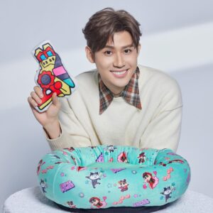 Dino Lee Instagram - 路上小心 開車小心
蠟筆小新！！！！
謝謝7-ELEVEN讓我跟蠟筆小新同框了啦啦（我家可是有全套蠟筆小新精華版！！🤣🤣）

這次7-ELEVEN推出
「蠟筆小新 x 超級戰隊可愛變身快閃購」的活動，
讓小新、風間、妮妮、阿呆、正男五位組成的春日部防衛隊穿上了量身打造、繽紛色彩的超級戰隊戰服！

以外出、辦公、居家、寵物四大生活情境，
開發逾60款全新限定周邊商品，
這麼多種周邊一定會有你用的上的！
每款都超可愛又實用！

鐵粉們快跟我一起設定好鬧鐘，
準時到7-ELEVEN體驗「蠟筆小新 x 超級戰隊」
帶來充滿童趣的勇敢冒險之旅吧!
順便來看看我🫶🏻🫶🏻
活動詳情請看：
https://www.7-11.com.tw/event/24tomandjerry/crayonsuper.aspx

#7eleventw#蠟筆小新#野原新之助#小七#3C#存錢筒 
@7eleventw