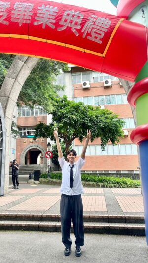 Dino Lee Instagram - 畢業季結束了
畢業生們畢業快樂🎓
願你們都一步一步
靠近自己想成為的大人🚶‍➡️

明年再來想想怎麼和大家一起畢業
準畢業生們來點想法吧
早點籌備實現機會比較大🤩🤩
#感謝這次被選中的同學們配合時間
#去西班牙前真的也是逼鼠自己跟團隊
#我們青春