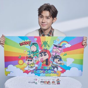 Dino Lee Instagram - 路上小心 開車小心
蠟筆小新！！！！
謝謝7-ELEVEN讓我跟蠟筆小新同框了啦啦（我家可是有全套蠟筆小新精華版！！🤣🤣）

這次7-ELEVEN推出
「蠟筆小新 x 超級戰隊可愛變身快閃購」的活動，
讓小新、風間、妮妮、阿呆、正男五位組成的春日部防衛隊穿上了量身打造、繽紛色彩的超級戰隊戰服！

以外出、辦公、居家、寵物四大生活情境，
開發逾60款全新限定周邊商品，
這麼多種周邊一定會有你用的上的！
每款都超可愛又實用！

鐵粉們快跟我一起設定好鬧鐘，
準時到7-ELEVEN體驗「蠟筆小新 x 超級戰隊」
帶來充滿童趣的勇敢冒險之旅吧!
順便來看看我🫶🏻🫶🏻
活動詳情請看：
https://www.7-11.com.tw/event/24tomandjerry/crayonsuper.aspx

#7eleventw#蠟筆小新#野原新之助#小七#3C#存錢筒 
@7eleventw