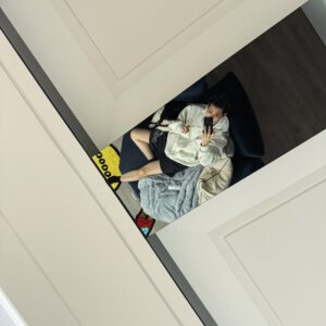 Dino Lee Instagram - 這陣子都在做這輩子還沒做過的事🤣
上次去ikea買東西應該至少五六年前了
而且是今天是去買掃把畚箕跟澆水壺！！

把家從0慢慢到現在的樣子
很有成就感 很踏實
雖然一邊工作一邊搞這些
進度很慢也很累🤣
也因為這樣特別感謝家人以前那樣的照顧🫶🏻

好了分享完畢
請問有推薦的咖啡機跟氣泡水機嗎
#彷彿成為家庭主夫