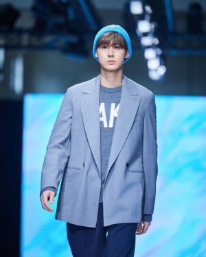 Dino Lee Instagram - Catwalk處女秀
謝謝 @daks_taiwan 的邀請
挺緊張的 但還是順利走完了🤣😂
130週年的衣服都好好看！
大我一百歲 覺得自己還算年輕😝
#明天繼續發DAKS好看照片！
#DAKSlondon #DAKS #DAKS130th
—
💄 @adamwang49 
💇🏻‍♂️ @tim7312 
📸 @sunshinestudio09