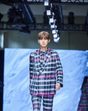 Dino Lee Instagram - Catwalk處女秀
謝謝 @daks_taiwan 的邀請
挺緊張的 但還是順利走完了🤣😂
130週年的衣服都好好看！
大我一百歲 覺得自己還算年輕😝
#明天繼續發DAKS好看照片！
#DAKSlondon #DAKS #DAKS130th
—
💄 @adamwang49 
💇🏻‍♂️ @tim7312 
📸 @sunshinestudio09