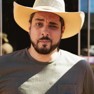 Diogo Batáguas Instagram - Está gravado o último episódio deste semestre. 9 episódios foram suficientes para, para além de diversas coisas desnecessárias, ir ao Brasil inaugurar uma rua, comprar uma televisão do Berardo e atirar um cão do sexto andar com um @gshockportugal ao pescoço.
Segunda-feira estará no YouTube.