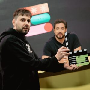 Diogo Batáguas Instagram - Está gravado o último episódio deste semestre. 9 episódios foram suficientes para, para além de diversas coisas desnecessárias, ir ao Brasil inaugurar uma rua, comprar uma televisão do Berardo e atirar um cão do sexto andar com um @gshockportugal ao pescoço.
Segunda-feira estará no YouTube.