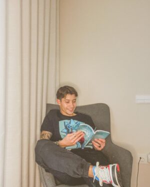 Diogo Costa Instagram - Sei que o natal já passou, mas se ainda quiserem oferecer o meu livro a alguém, podem encontrá-lo na fnac, bertrand e nos outros locais habituais 🙏🏼