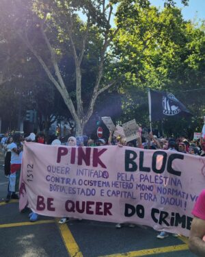 Diogo Faro Instagram - Same.
Fotos de dizeres na lindíssima Marcha LGBTQIA .