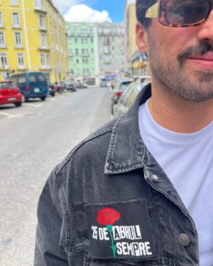 Diogo Faro Instagram - Sim, a minha religião é o 25 de Abril. Defenderei sempre intransigentemente os seus valores. E não chega dizermos apenas "viva a liberdade" em tom vago. Só seremos livres quando todos formos livres, quando todos tiverem paz, pão, habitação, saúde e educação. E hoje é dia de festa, mas todos são dias de luta.

Podemos lutar através do humor, da música, do voto, da acção cívica, de conversas à mesa de jantar com o tio que apoia o estatuto de dona de casa. Há muitas formas, mas é todos os dias, é sempre, porque sabemos que há muita gente que nos quer retirar direitos e amordaçar a democracia.

Mas não nos esqueçamos nunca. Nós somos muitos mais. Temos é de estar mais juntos e falar mais alto.

Feliz 25 de Abril a todos, e contem comigo todos os dias para a luta ✊🏻❤️

E um enorme obrigado à @pyroquinn da @pxssyinferno pela peça de roupa mais incrível que já tive na vida. Vou usar todos os dias, até para dormir. Fez tudo personalizado e estou mesmo feliz ❤️