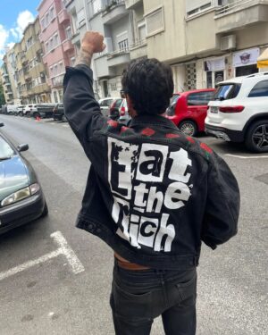 Diogo Faro Instagram - Sim, a minha religião é o 25 de Abril. Defenderei sempre intransigentemente os seus valores. E não chega dizermos apenas "viva a liberdade" em tom vago. Só seremos livres quando todos formos livres, quando todos tiverem paz, pão, habitação, saúde e educação. E hoje é dia de festa, mas todos são dias de luta.

Podemos lutar através do humor, da música, do voto, da acção cívica, de conversas à mesa de jantar com o tio que apoia o estatuto de dona de casa. Há muitas formas, mas é todos os dias, é sempre, porque sabemos que há muita gente que nos quer retirar direitos e amordaçar a democracia.

Mas não nos esqueçamos nunca. Nós somos muitos mais. Temos é de estar mais juntos e falar mais alto.

Feliz 25 de Abril a todos, e contem comigo todos os dias para a luta ✊🏻❤️

E um enorme obrigado à @pyroquinn da @pxssyinferno pela peça de roupa mais incrível que já tive na vida. Vou usar todos os dias, até para dormir. Fez tudo personalizado e estou mesmo feliz ❤️