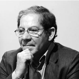 Diogo Infante Instagram - O poeta Nuno Júdice deixou-nos.
Quando estive no TNDMII convidei-o para almoçar, para lhe lançar o desafio de traduzir essa obra maior que é Cyrano de Bergerac. Ele disse-me, no seu jeito educado e gentil, que ia de férias e que iria pensar no assunto. Passado umas semanas ligou-me e disse que precisava de falar comigo. Quando nos encontrámos,  explicou-me que tinha lido a peça de Edmond Rostand  e que tinha adorado, tanto,  que a tinha traduzido sem parar durante as férias  e num gesto inesperado, tirou da pasta a sua magnífica tradução dizendo: aqui tem! 
Não lhe tinha  sequer falado das condições financeiras, nem dos prazos para o trabalho ser realizado. Fiquei sem palavras e profundamente comovido, pelo seu gesto, pela sua paixão, pela sua generosidade. Nunca esquecerei. Obrigado Nuno!