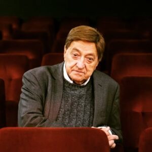 Diogo Infante Instagram - O Carlos Avilez partiu, mas deixa-nos décadas de uma vida dedicada ao teatro, seja no @carlosavilez.tec , no @tndmii , ou na @eptc_cascais . Inspirou e moldou gerações de atores com a sua exigência, a sua paixão e sua capacidade de nos fazer sentir especiais. O seu legado continuará seguramente através de todos aqueles que o conheceram e que puderam testemunhar o seu inestimável contributo para o teatro em Portugal. Pela minha parte ficarei eternamente grato pelas oportunidades que me deu e pelo carinho com que sempre me tratou. ❤️