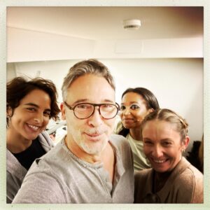 Diogo Infante Instagram - Andei a fazer conteúdos em bastidores… eis o resultado! 🎭🥰. @teatrodatrindade @saramatosofficial @pequena_soraia @andapacheco @sara.campina @carlos_malvarez @guimaraesartur @the_jpcosta @flaviogilsilva @antonio_melo_actor @marianalencastre_