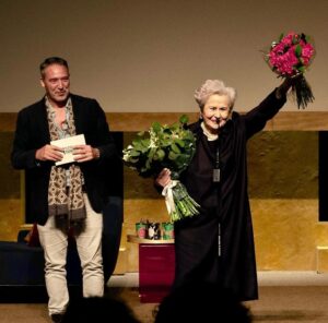 Diogo Infante Instagram - No âmbito das comemorações do Dia Mundial do Teatro, após a apresentação do espetáculo “A Senhora de Dubuque”, de Edward Albee, prestámos homenagem à atriz, encenadora e dramaturga, @cuchacarvalheiro , recuperando uma tradição do @teatrodatrindade de celebrar e homenagear artistas, cujo trabalho representa uma inestimável inspiração e  um precioso contributo para o Teatro em Portugal. 
A nossa homenageada há muito que conquistou o reconhecimento e o carinho não só dos seus colegas mas também do público. Esta é uma merecida homenagem a uma mulher que foi co-fundadora da Companhia de Teatro Escola de Mulheres, e que desempenhou vários cargos de Direção Artística, tendo o Teatro da Trindade sido um deles. Aqui fica o testemunho do nosso reconhecimento e carinho. 🎭 ❤️