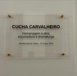 Diogo Infante Instagram - No âmbito das comemorações do Dia Mundial do Teatro, após a apresentação do espetáculo “A Senhora de Dubuque”, de Edward Albee, prestámos homenagem à atriz, encenadora e dramaturga, @cuchacarvalheiro , recuperando uma tradição do @teatrodatrindade de celebrar e homenagear artistas, cujo trabalho representa uma inestimável inspiração e  um precioso contributo para o Teatro em Portugal. 
A nossa homenageada há muito que conquistou o reconhecimento e o carinho não só dos seus colegas mas também do público. Esta é uma merecida homenagem a uma mulher que foi co-fundadora da Companhia de Teatro Escola de Mulheres, e que desempenhou vários cargos de Direção Artística, tendo o Teatro da Trindade sido um deles. Aqui fica o testemunho do nosso reconhecimento e carinho. 🎭 ❤️