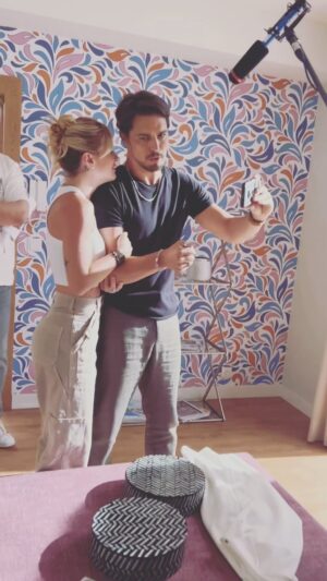 Diogo Morgado Instagram - Se isto são os OFF áudio da série, imaginem aquilo que é feito em IN. e mais não digo. 
Aqui com a querida @barbarafrancaa que é hilariante
PS- Não sei o que gosto mais, se a cara circunspecta do realizador Luis Pamplona a assistir, se as gargalhadas da diretora de atores @ritalello_ a partir-se lá atrás. 
É isto. #vizinhosparasempre