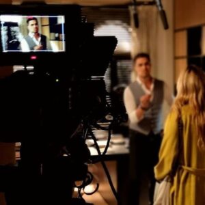Diogo Morgado Instagram - Todos os dias… Mil sentimentos, uma luta constante entre o que se faz, e os bastidores do nosso interior. A gestão de uma energia preciosa que não podemos dar-nos ao luxo de ser empregue no lugar errado. Foco. Vamos acima, vamos abaixo. Uns dias trazemos a personagem na garra, noutros a personagem puxa-nos pela mão. Passo mais tempo por dia a ser alguém, do que a ser eu próprio. A pensar no conflito e nos problemas de alguém, que aos olhos de muitos pode não existir. Para mim existe. Tenho a sorte de fazer alguém que me entende e respira a mesma cadência que ando a respirar. Anda daí Pedro Valente,  esta luta não pode durar #ParaSempre @pluraloficialpt @tvioficial

📸 créd: @microaudioland