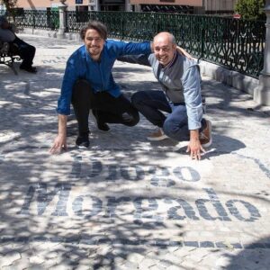 Diogo Morgado Instagram - Honra tamanha em ter o meu nome na praça da Alegria (Lisboa) ao lado de monstros sagrados das artes, dos palcos. 
Obrigado caro @vasckarof pelo teu sempre tributo aos artistas e às artes. 
Agora fico à espera dessas fotos a quem por lá passar e esbarrar neste “Passeio dos Artistas”