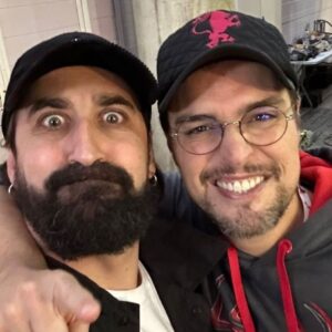 Diogo Morgado Instagram - A @lisboagamesweek é acima de tudo o evento que junta a melhor comunidade gaming de Portugal. Um movimento que vai muito para além dos joguinhos. É uma indústria pulsante e criativa onde só em Portugal há mais de 40 empresas onde equipas criam histórias cheias de desafios e personagens fascinantes. Onde o entretenimento está muitas vezes de mãos dadas à pedagogia. Onde os mundos criados e os feitos tecnológicos só não serão considerados arte, por pura ignorância. 
Abraço a todos que se cruzaram por mim no evento e que me fizeram sentir tão parte.