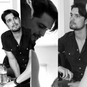 Diogo Morgado Instagram - Ninguém cresce confortável. 
Ninguém aprende a fazer certo. 
A curiosidade a cada esquina por tudo o que não encaixa.
Sempre fui a contradição, o não ir atrás da manada.
É difícil não encaixar, navegar na convenção, quando o seu sentido é ego, vaidade ou a percepção que têm de nós. Para quê? Tantos me conhecem, poucos sabem quem sou. Sei que não encaixo. Sei que nada sei. Abraço a ignorância ingénua de quem tem a fome de amanhã aprender mais, e de errar outra vez. 
É isso que me põe o sangue a correr. 
Nada é certo, e o que é certo, não me chega. 
É a procura, é a procura. A vida está na procura. 
Estou certo de que nunca estarei certo, a não ser na certeza que morrerei na procura. 
Assumo que sou caminho. Não sou quem chega. Pois quando chego, na verdade já parti noutra busca. 
O destino não me interessa. É a procura. São as questões. É o repensar. Corro milhas na minha cabeça na procura. 

A purga terminou. Perder desta vida, quem fez parte de nós, quem nos viu crescer, mexe-nos por dentro. Faz-nos coisas aqui dentro. Um misto de medo, saudade e frenesim pela vida que nos resta. Estamos todos a viver a vida que nos resta.
Vamos sorrir para quem nos olha. Vamos perguntar como estão? … e esperar a resposta. Vamos resgatar gargalhadas alheias, sabendo que são jóias de vida que levamos para casa.
Não via assim, não sentia assim… não me expunha ou escrevia assim… mas mexeram-me por dentro… e agora estão algures lá em cima a olhar para mim. A tomar conta, a tomar nota. 
Celebrar o que quer que nos faça bem, afastando o que não faz, mesmo que não encaixe na convenção, no esperado, mesmo que aos outros não faça sentido. 

Estas fotos foram tiradas nos ensaios da série que estou a fazer e que brevemente vão poder ver. Nelas há a busca, há a esperança e o gozo. Em cada cena pensar “eles vão divertir-se tanto quando virem isto” saber que vou resgatar gargalhadas. Saber que voltei a dar quando estava inteiro. 
Precisava disto… e precisava de o escrever. Pois não se sabe o que amanhã trará…
Gratidão profunda a todos que estão desse lado…

📸 pic credit : luispamplona