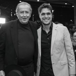 Diogo Morgado Instagram - Várias vezes parei a contemplar a sua inquietude, a sua irreverência, a sua mestria, o seu olhar, o seu silêncio, a sua fome de mais e melhor, a sua cordialidade, a sua generosidade e acima de tudo a sua paixao pelas histórias. Tantas e tantas histórias contava nos intervalos da vida. Tantas e tantas lições deu a quem de perto o conheceu. Um gentleman à antiga, um homem do futuro. Guerreiro na luta dos ideais, doido pelo futebol, e apaixonado por pessoas e pelo o que elas têm para contar. 
Várias vezes jantámos só os dois. Punha-me debaixo da sua asa e acalmava o meu desassossego e alimentava o que me motiva. Encontrámo-nos tarde na vida. Mas cada momento para mim está-me cravado na alma. Não tenho mais palavras de gratidão por tudo o que me deu. O Cinema e o País está hoje mais pobre. Mas o nosso APV será sempre imortal no legado que nos deixou. 
Até sempre Mestre.