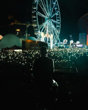 Diogo Piçarra Instagram - LEIRIA, noite mágica, obrigado pela vossa energia! 🩵
📸 @maf.raw 
🎡 @feiraleiria