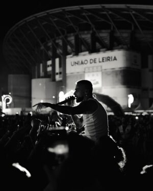 Diogo Piçarra Instagram - LEIRIA, noite mágica, obrigado pela vossa energia! 🩵
📸 @maf.raw 
🎡 @feiraleiria