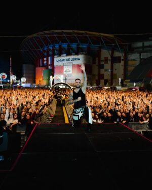 Diogo Piçarra Instagram - LEIRIA, noite mágica, obrigado pela vossa energia! 🩵
📸 @maf.raw 
🎡 @feiraleiria