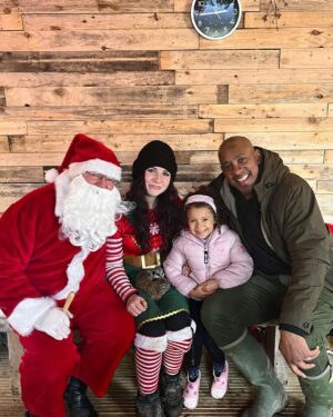 Dion Dublin Instagram - A Great Christmas Eve @nanny_sharons_alpaca_farm a brilliant place to visit for ALL the family!